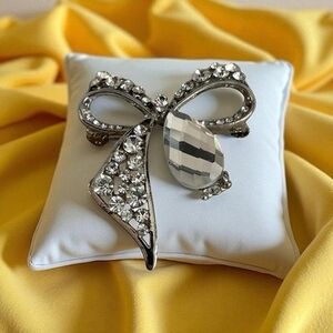 Vintage Silver Tone Rhinestone Bow Crystal Brooch Pin 1.5”x1.75” NWOT
